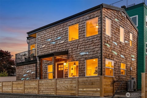 Photo of 330 NE Elk Place, Seattle, WA 98115 (MLS # 2588005)
