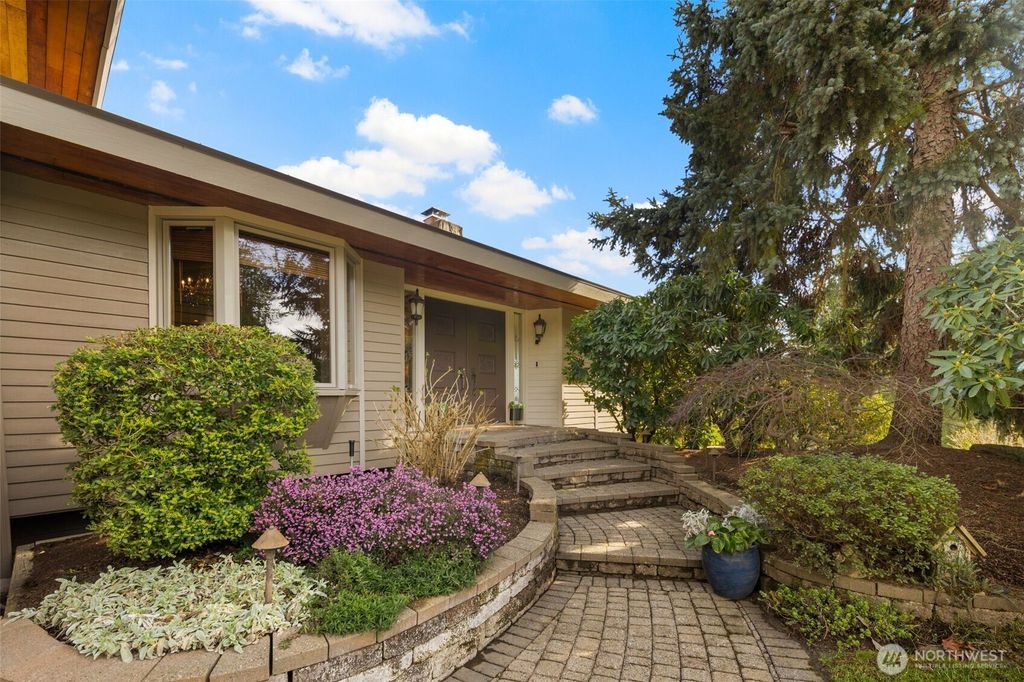 Photo of 13706 94th Avenue NE, Kirkland, WA 98034 (MLS # 2338652)