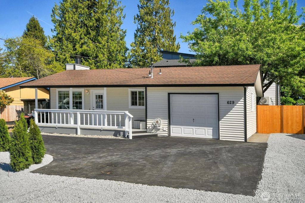 Photo of 629 107th Place SW, Everett, WA 98204 (MLS # 2524502)
