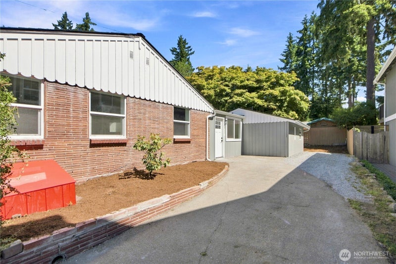14022 Roslyn Place N