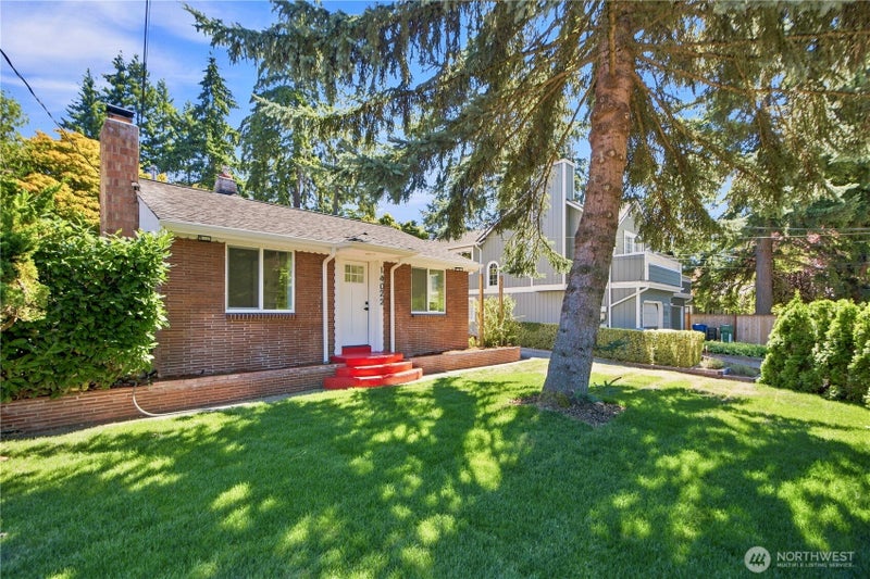14022 Roslyn Place N