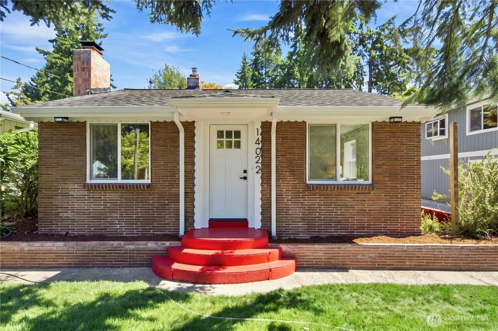 Photo of 14022 Roslyn Place N, Seattle, WA 98133 (MLS # 2566807)