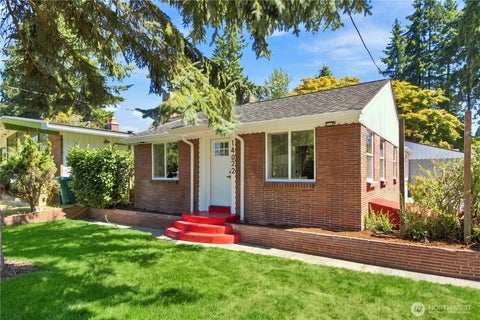 Photo of 14022 Roslyn Place N, Seattle, WA 98133 (MLS # 2566807)