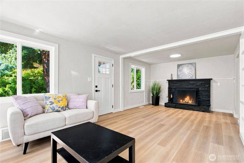 14022 Roslyn Place N