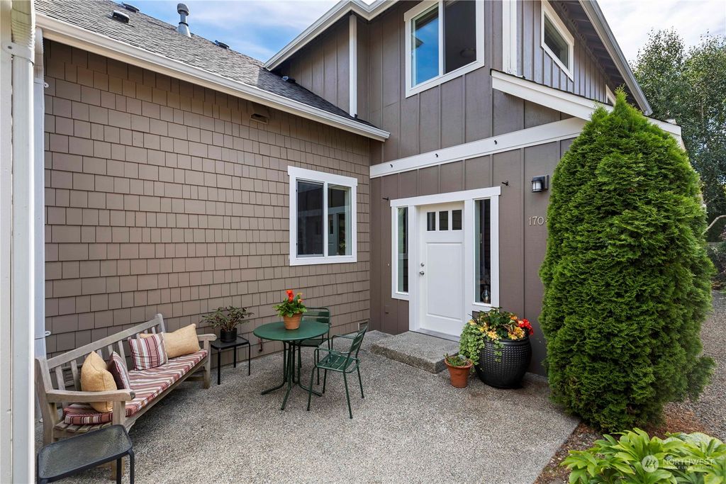 Photo of 1704 NW 195th Street, Shoreline, WA 98177 (MLS # 2138176)