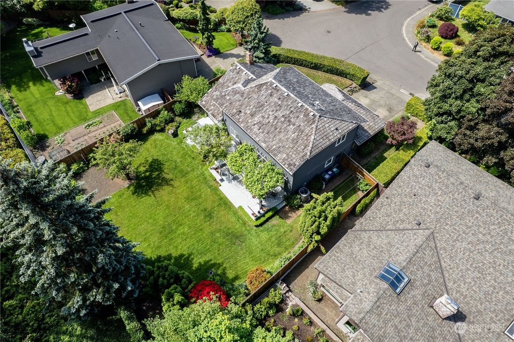 Photo of 11207 NE 58th Place, Kirkland, WA 98033 (MLS # 2074231)
