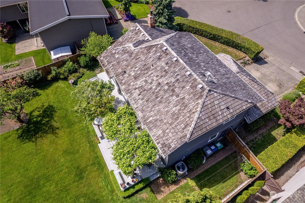 Photo of 11207 NE 58th Place, Kirkland, WA 98033 (MLS # 2074231)