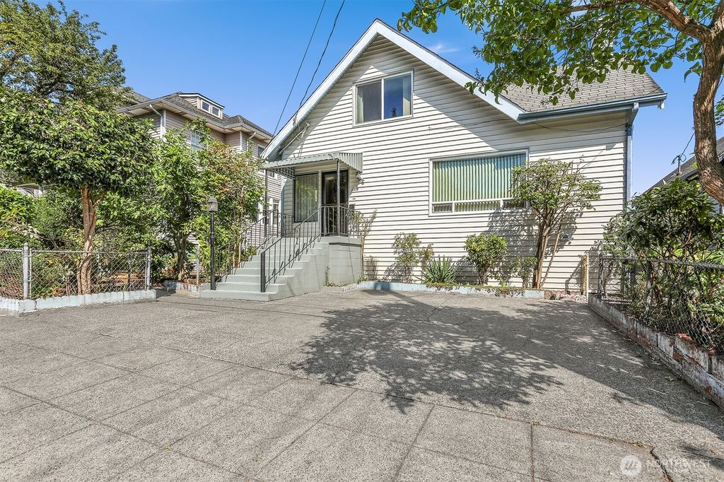 Photo of 4022 Woodland Park Avenue N, Seattle, WA 98103 (MLS # 2420354)