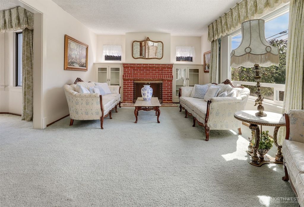 Photo of 4022 Woodland Park Avenue N, Seattle, WA 98103 (MLS # 2420354)