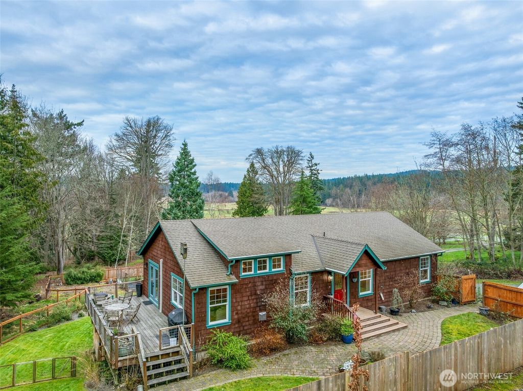 Photo of 7440 S Eagle Glen Lane Ln, Clinton, WA 98236 (MLS # 2485788)