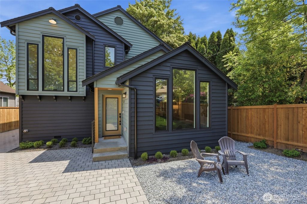 Photo of 12562 17th Avenue NE, Seattle, WA 98125 (MLS # 2526418)