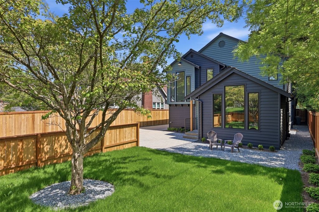 Photo of 12562 17th Avenue NE, Seattle, WA 98125 (MLS # 2526418)