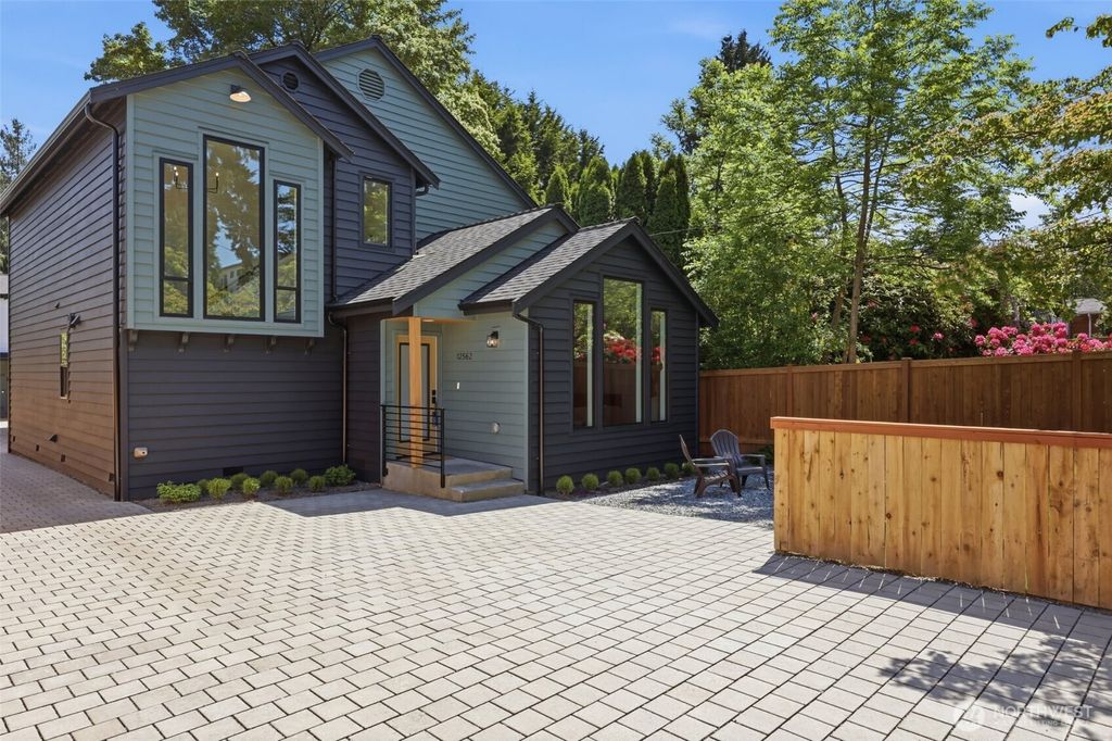 Photo of 12562 17th Avenue NE, Seattle, WA 98125 (MLS # 2526418)