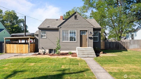 Photo of 211 SE 4th Street, College Place, WA 99324 (MLS # 2570139)