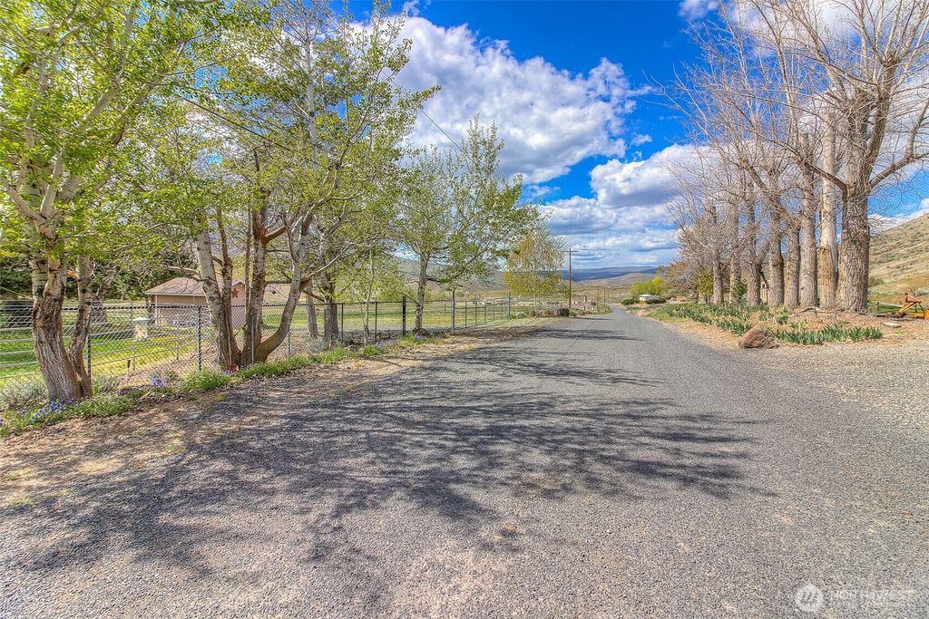 Photo of 1260 Burbank Creek Road, Yakima, WA 98901 (MLS # 2482281)