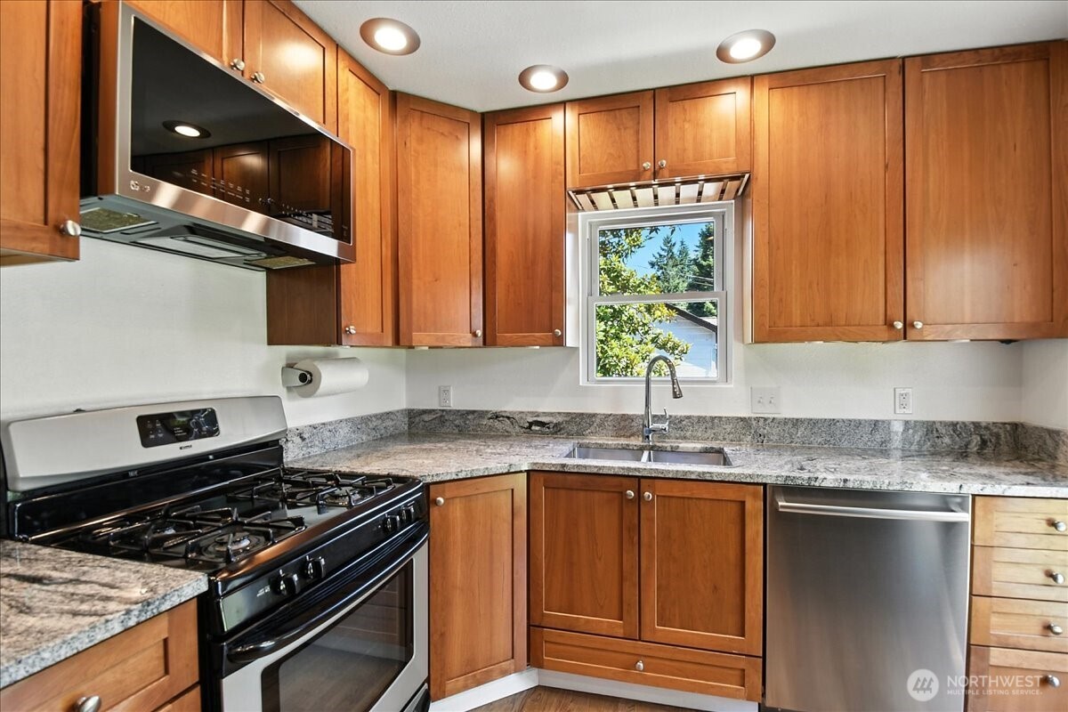 Burien, Washington 98166, United States, 2 Bedrooms Bedrooms, ,1 BathroomBathrooms,Residential,Pending,191618