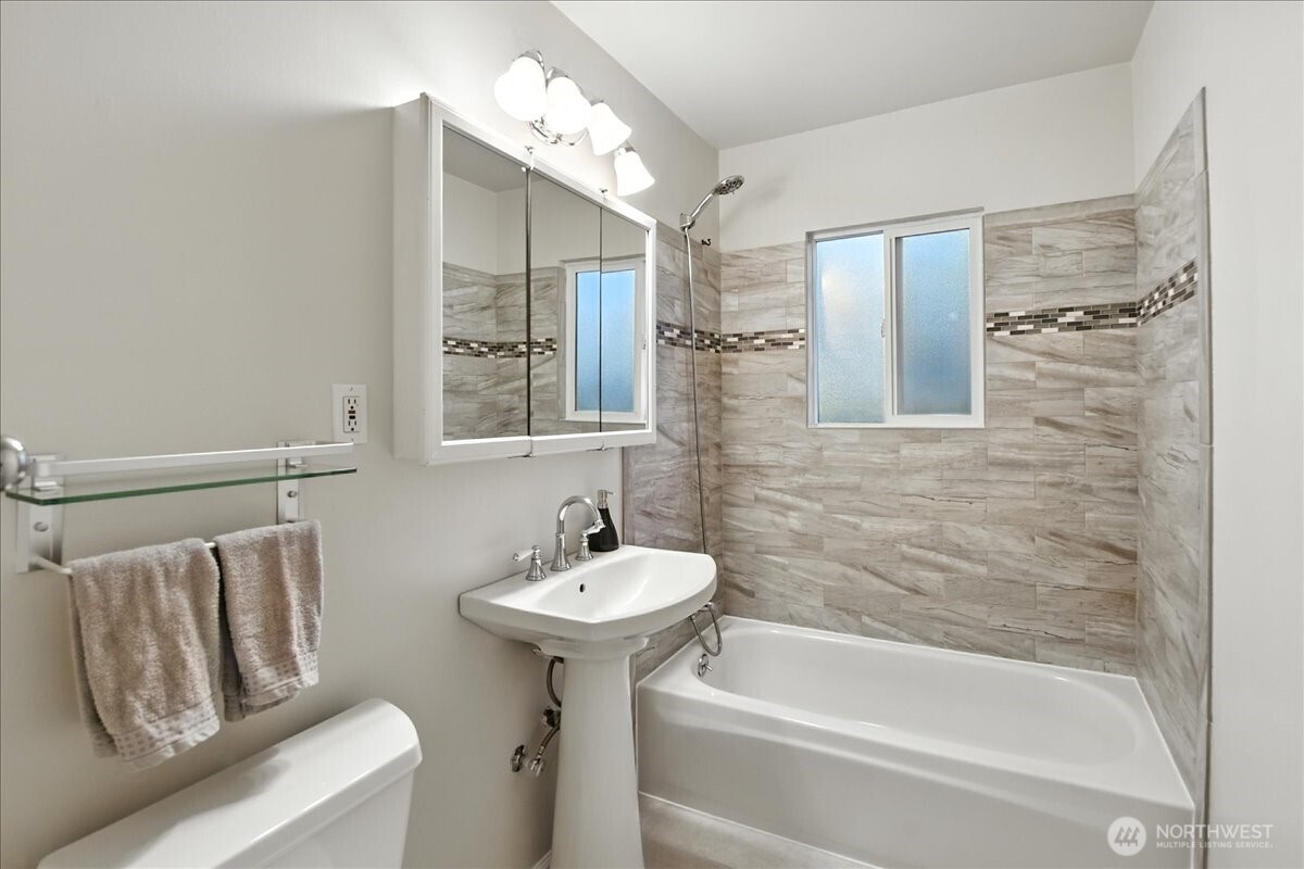 Burien, Washington 98166, United States, 2 Bedrooms Bedrooms, ,1 BathroomBathrooms,Residential,Pending,191618