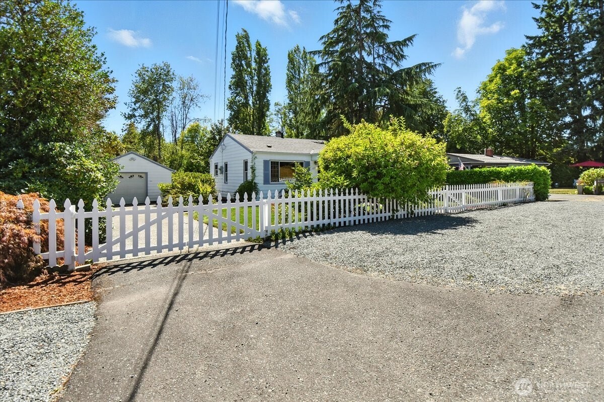 Burien, Washington 98166, United States, 2 Bedrooms Bedrooms, ,1 BathroomBathrooms,Residential,Pending,191618