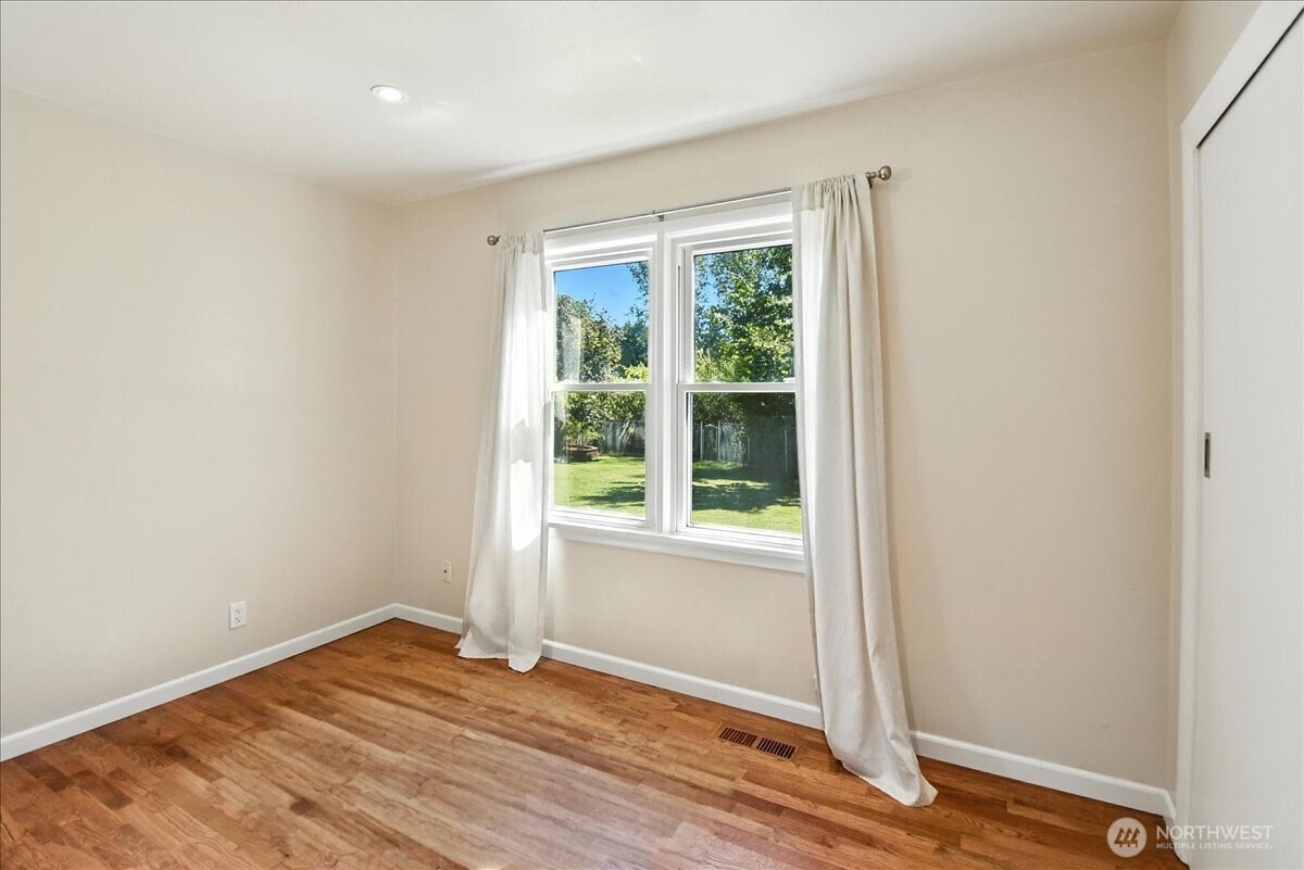 Burien, Washington 98166, United States, 2 Bedrooms Bedrooms, ,1 BathroomBathrooms,Residential,Pending,191618