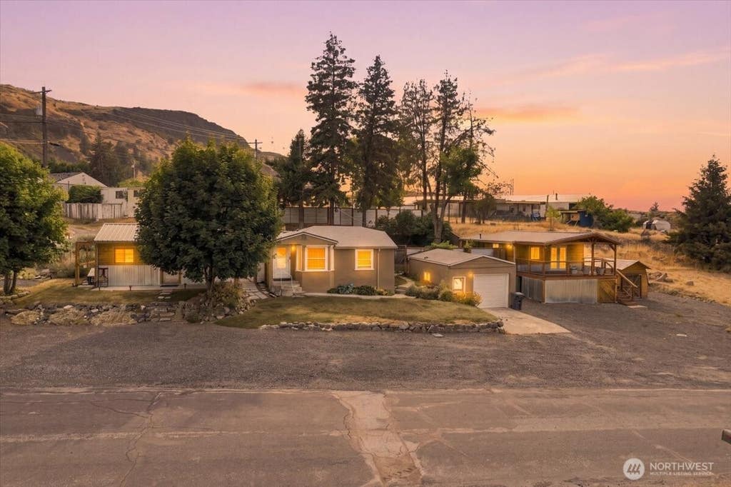 Photo of 810 Spokane Way, Grand Coulee, WA 99133 (MLS # 2569797)