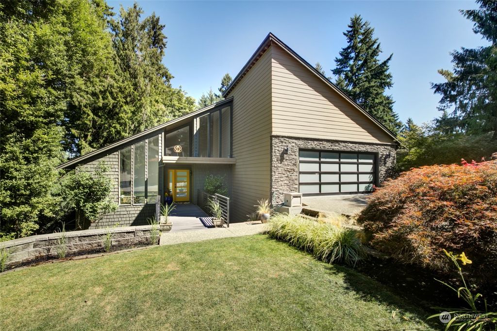 Photo of 17428 NE 31st Court, Redmond, WA 98052 (MLS # 2145878)