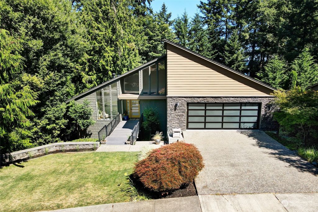 Photo of 17428 NE 31st Court, Redmond, WA 98052 (MLS # 2145878)