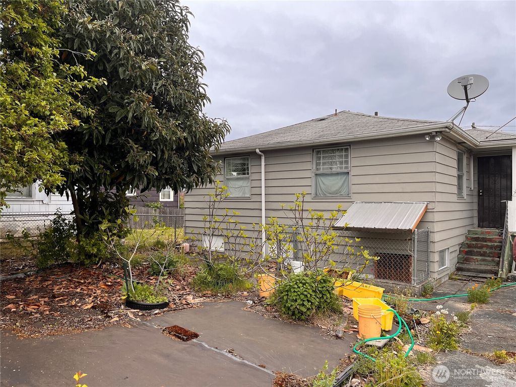 Photo of 1811 S Stevens St St, Seattle, WA 98144 (MLS # 2402377)