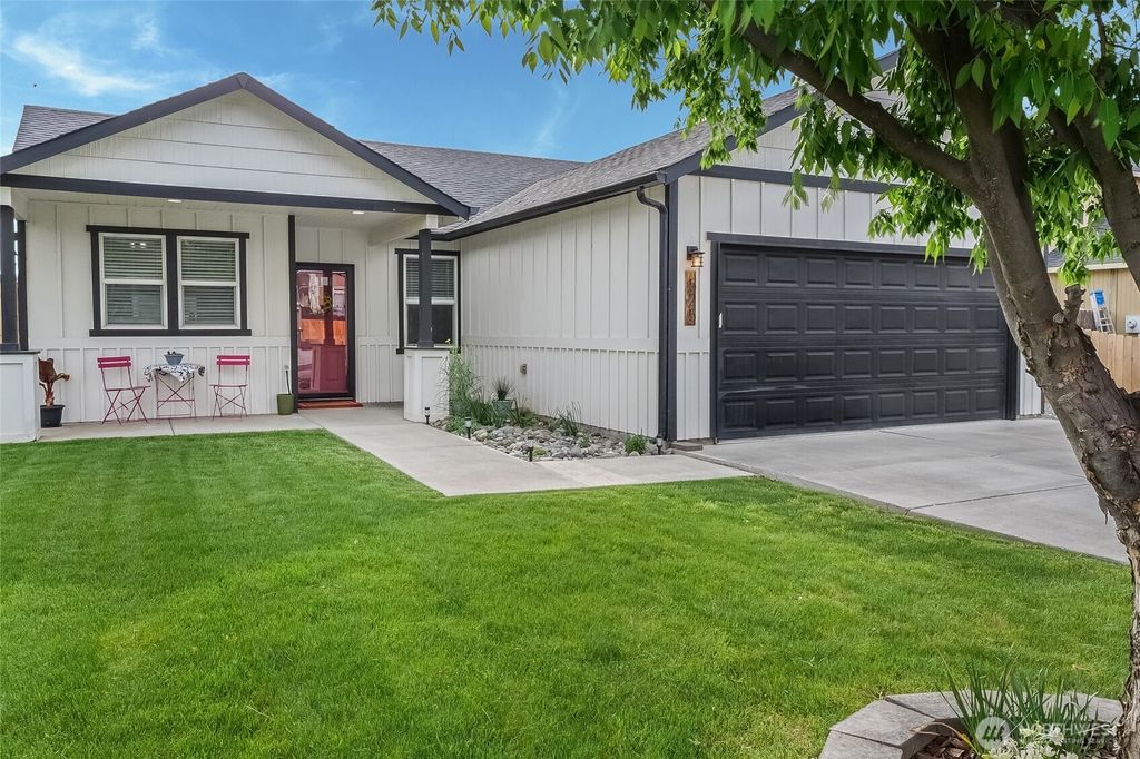 Photo of 525 Kentucky Drive, Moses Lake, WA 98837 (MLS # 2521157)
