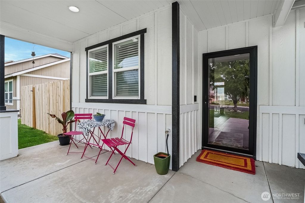 Photo of 525 Kentucky Drive, Moses Lake, WA 98837 (MLS # 2521157)