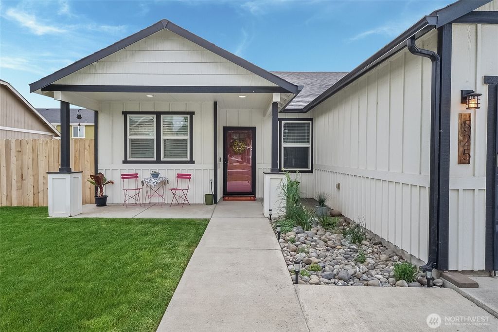 Photo of 525 Kentucky Drive, Moses Lake, WA 98837 (MLS # 2521157)