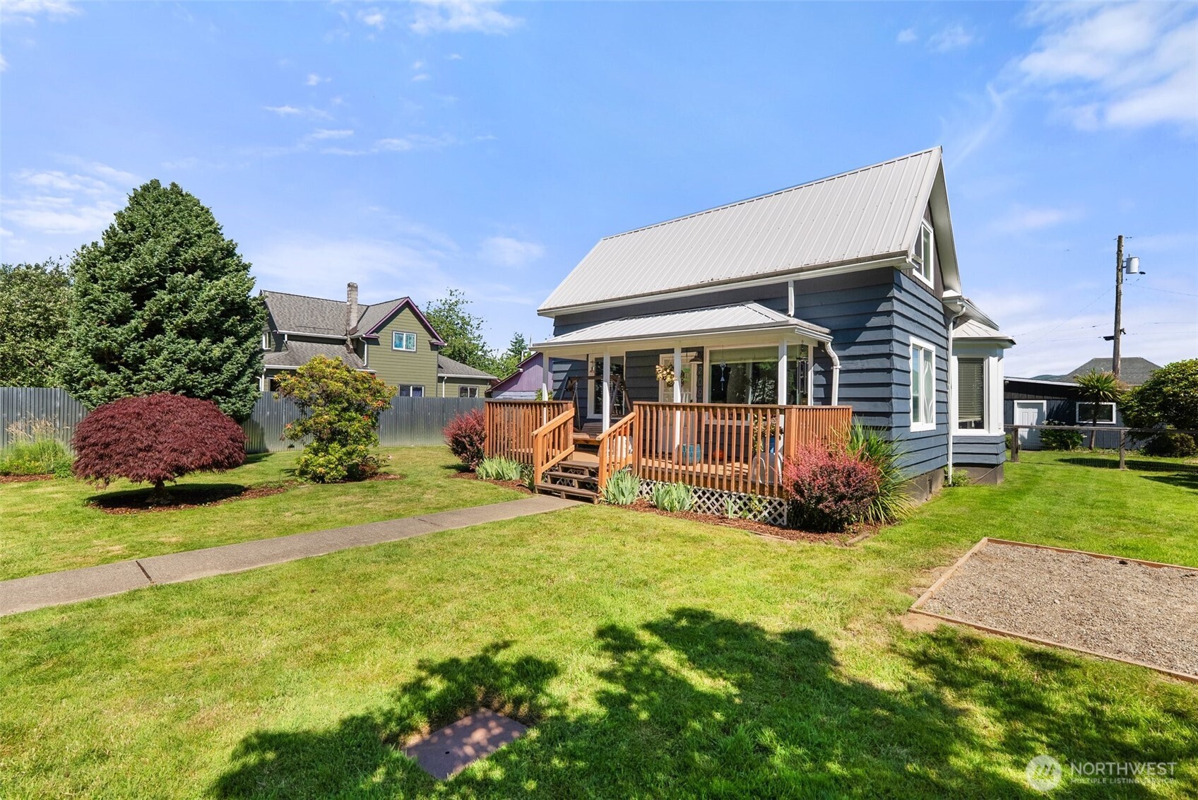 209 Cowlitz Street E
