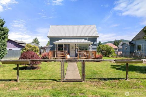 Photo of 209 Cowlitz Street E, South Bend, WA 98586 (MLS # 2402014)