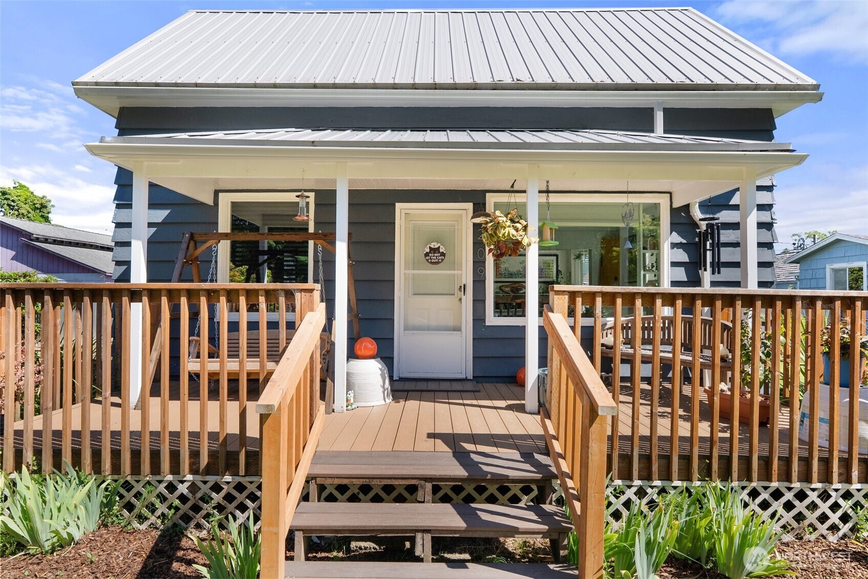 209 Cowlitz Street E