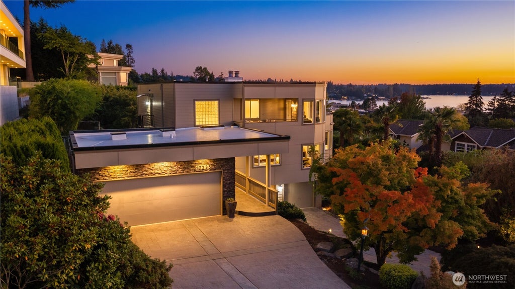 Photo of 10225 NE 62nd Street, Kirkland, WA 98033 (MLS # 2586080)