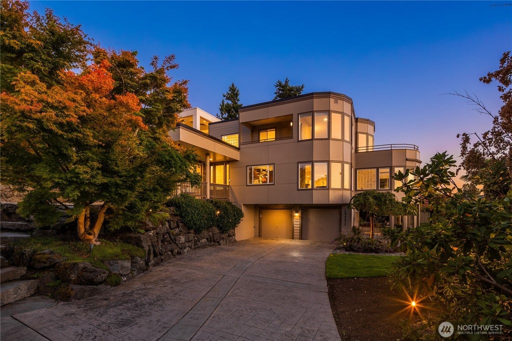 Photo of 10225 NE 62nd Street, Kirkland, WA 98033 (MLS # 2586080)