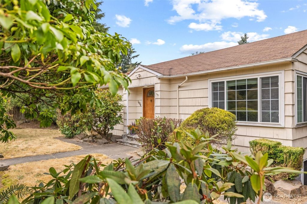 Photo of 1054 S 124th Street, Burien, WA 98168 (MLS # 2407208)