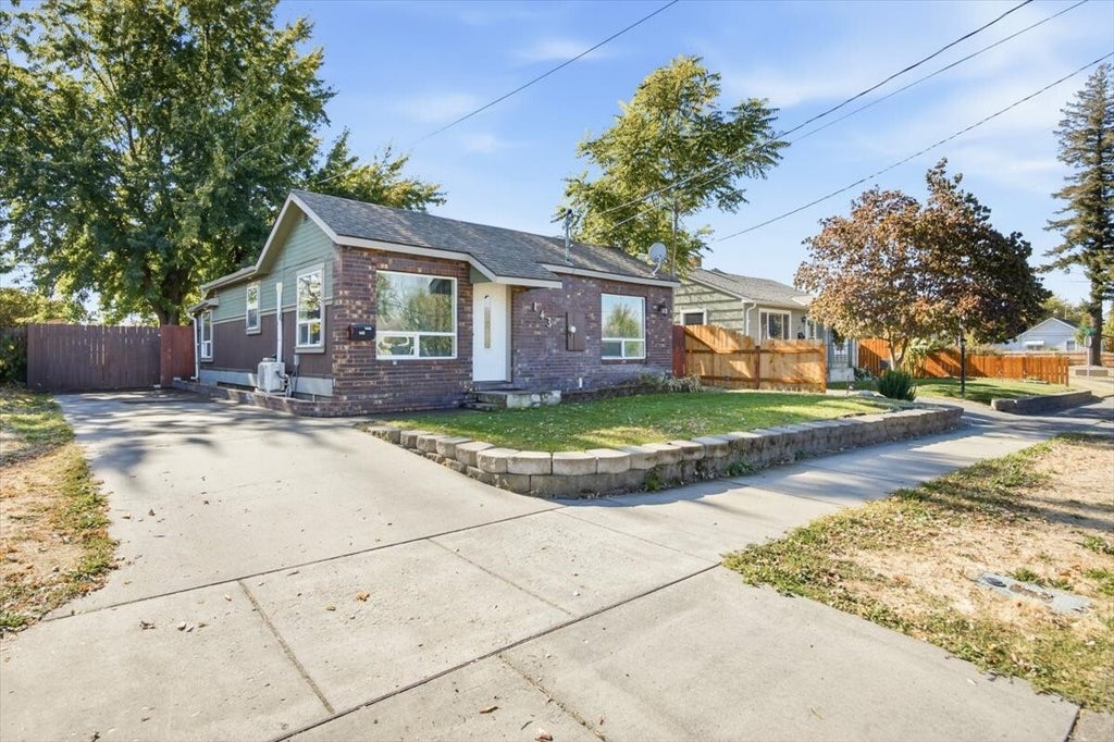 Photo of 143 Orchard Street, Walla Walla, WA 99362 (MLS # 2594893)
