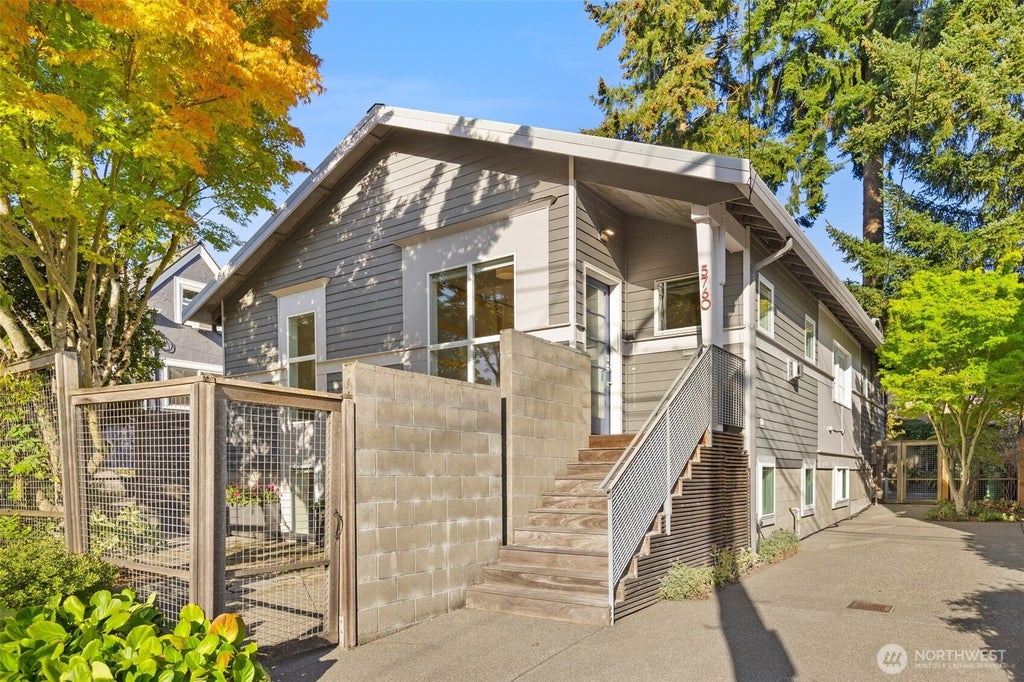 Photo of 5760 25th Avenue NE, Seattle, WA 98105 (MLS # 2586879)