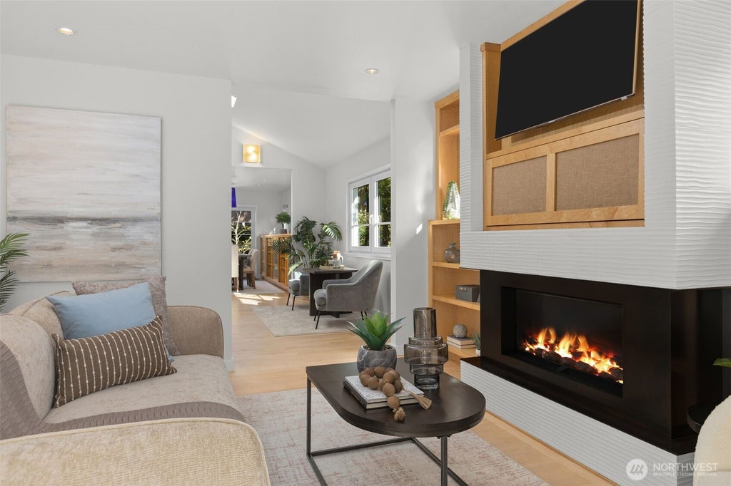 Photo of 5760 25th Avenue NE, Seattle, WA 98105 (MLS # 2586879)