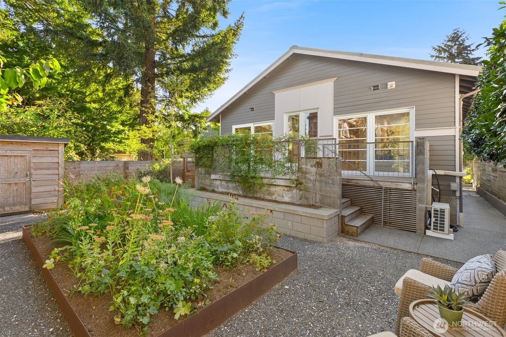 Photo of 5760 25th Avenue NE, Seattle, WA 98105 (MLS # 2586879)