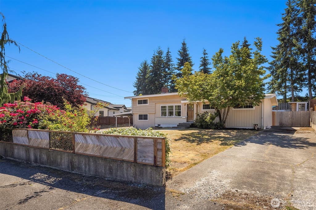 Photo of 6024 Park Way, Lynnwood, WA 98036 (MLS # 2562783)