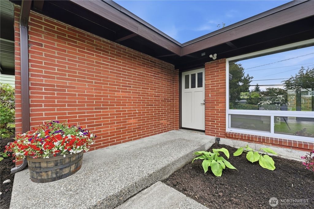 Photo of 627 SW Normandy Road Rd, Normandy Park, WA 98166 (MLS # 2526744)