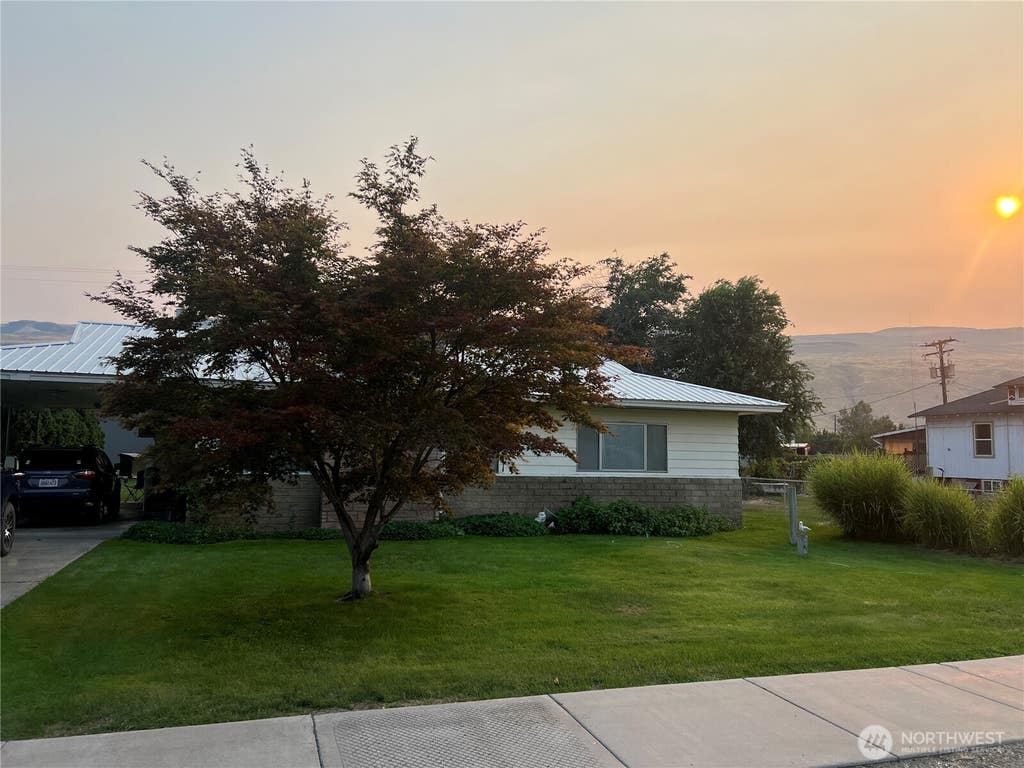 Photo of 1518 Columbia Avenue, Bridgeport, WA 98813 (MLS # 2571687)
