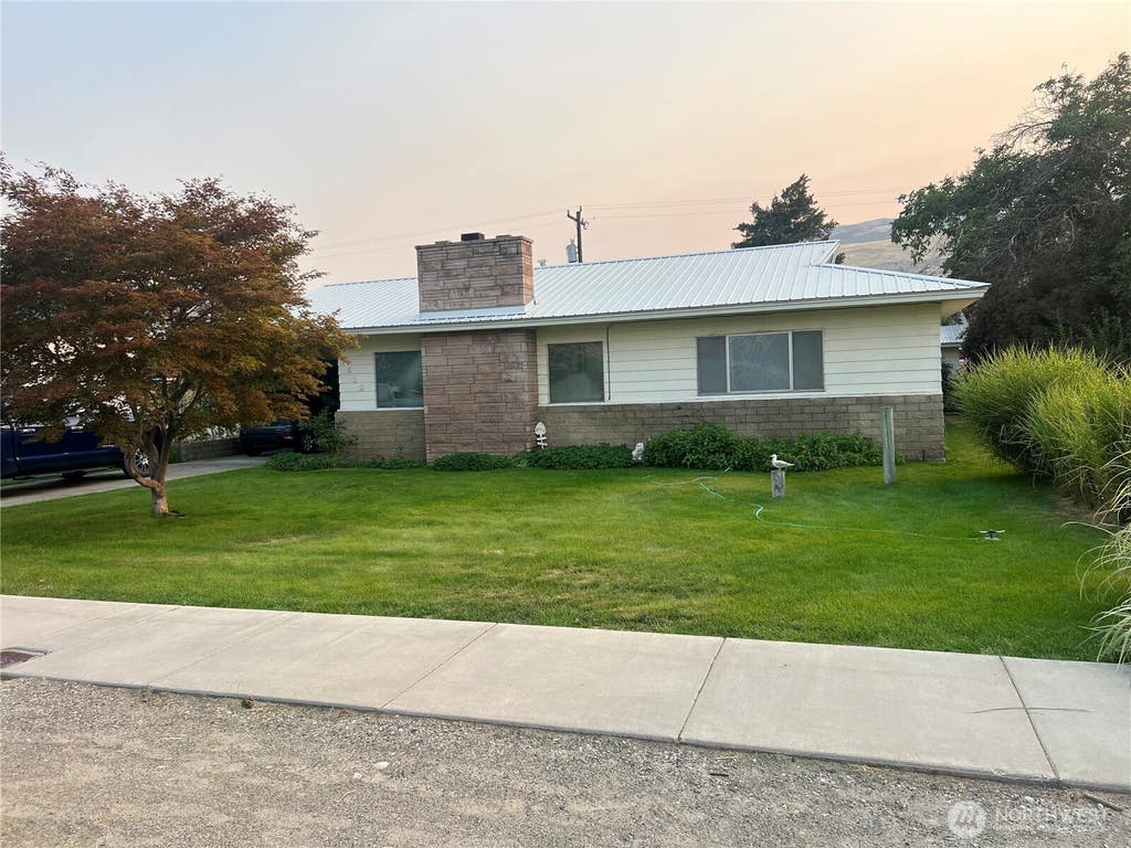 Photo of 1518 Columbia Avenue, Bridgeport, WA 98813 (MLS # 2571687)