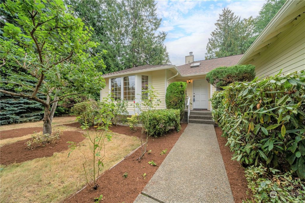 Photo of 1095 NW Firwood Boulevard, Issaquah, WA 98027 (MLS # 1995913)