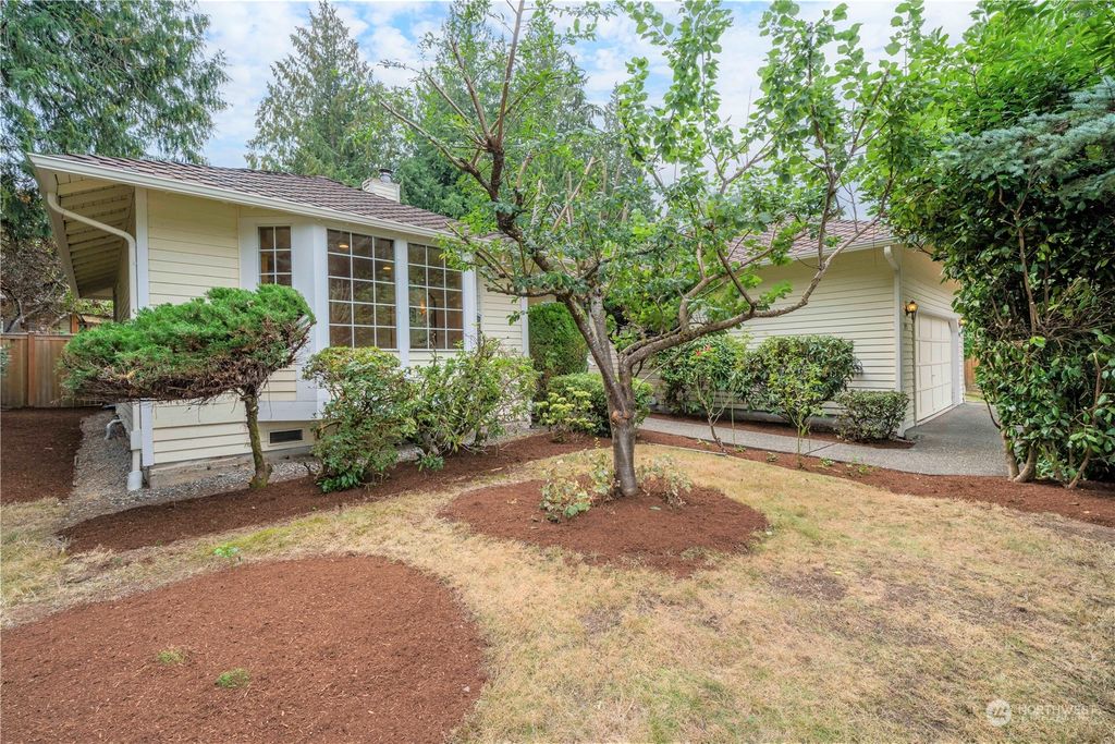 Photo of 1095 NW Firwood Boulevard, Issaquah, WA 98027 (MLS # 1995913)