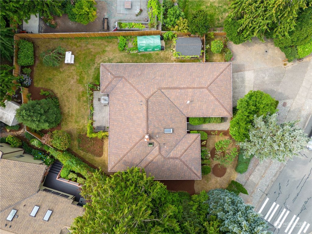 Photo of 1095 NW Firwood Boulevard, Issaquah, WA 98027 (MLS # 1995913)