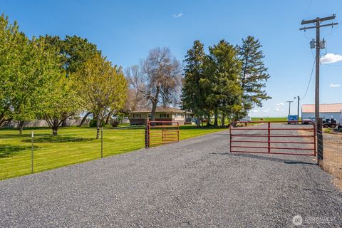 Photo of 11627 Road K NE, Moses Lake, WA 98837 (MLS # 2365033)