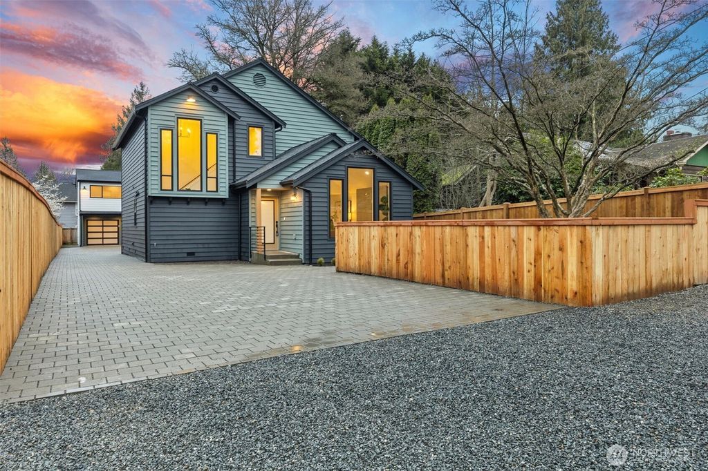 Photo of 12562 17th Avenue NE, Seattle, WA 98125 (MLS # 2486411)