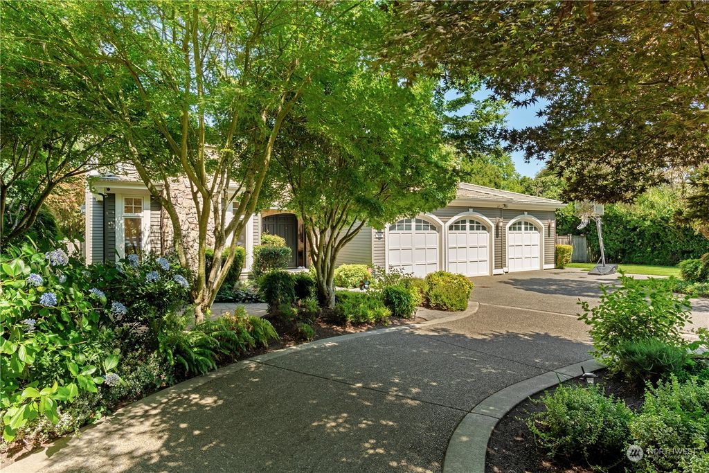 Photo of 8618 NE 6th Street, Medina, WA 98039 (MLS # 2305038)